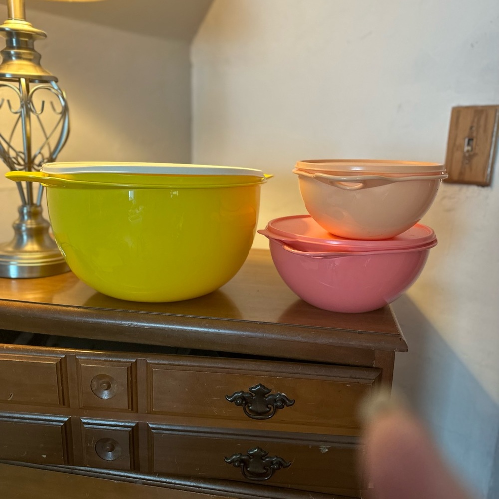 Large yellow thasta Tupperware bowl